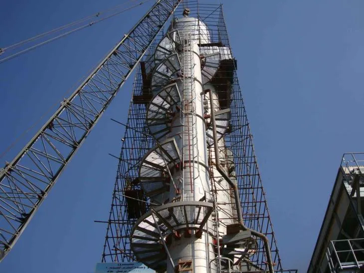 Column erection, Al-Dura refinery